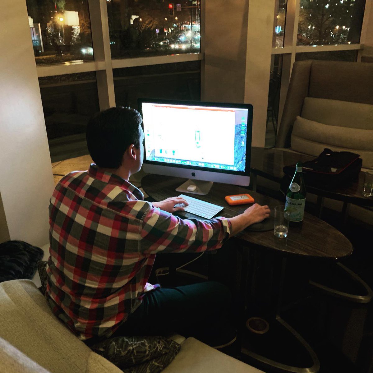 joecartertv's tweet photo. Set up my desktop in the hotel lobby to finish a project. Deadline party! #Hardwork #Marketing #Advertising #joecarter #hencar https://t.co/ZBK3y4t26T