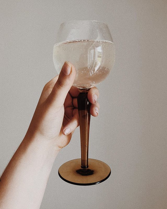 During the week I switch 🍷 for sparkling water with a splash of apple cider vinegar, it’s kinda got a kombucha kick, but way more purse friendly!
:
It also has the added bonus of helping your body to break down and metabolise fat, reduce sugar spikes… bit.ly/31R7omm