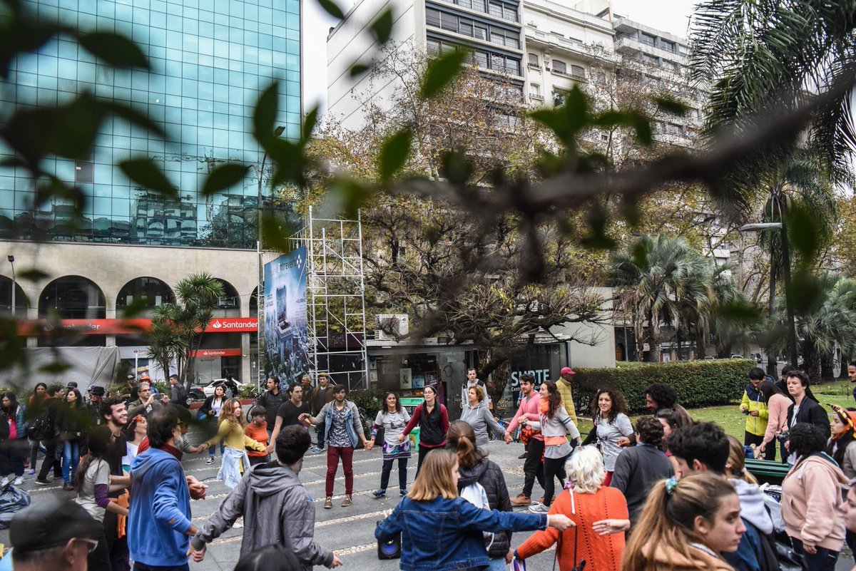 cuecehabas's tweet photo. @radiopedaluy Especiales gracias a @laimbailable y a La Melaza. Y a les clowns, y al ajedrez gigante, y a biodanza, y a títeres y danza de la esquinera, y del espacio de desarrollo armónico, y del socat, y, y, y... las grandes ausentes: las instituciones públicas. https://t.co/t44QW0AAvi