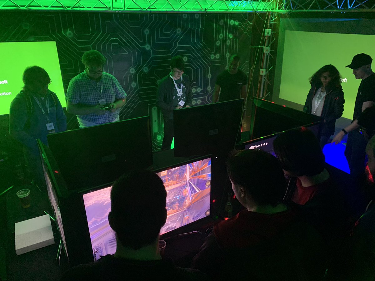 MSFTmeetups's tweet photo. This #MSFTMeetup is 🔥 https://t.co/CZ9SGkRMBu