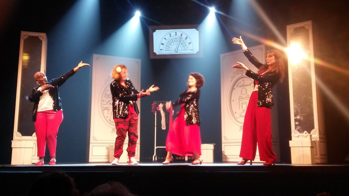 PresseKraemer's tweet photo. Au #TheatreMadeleine #theatre #comedie #Menopause #influenceurs Dans un grand magasin parisien #scoop https://t.co/H4uD5GlVEo