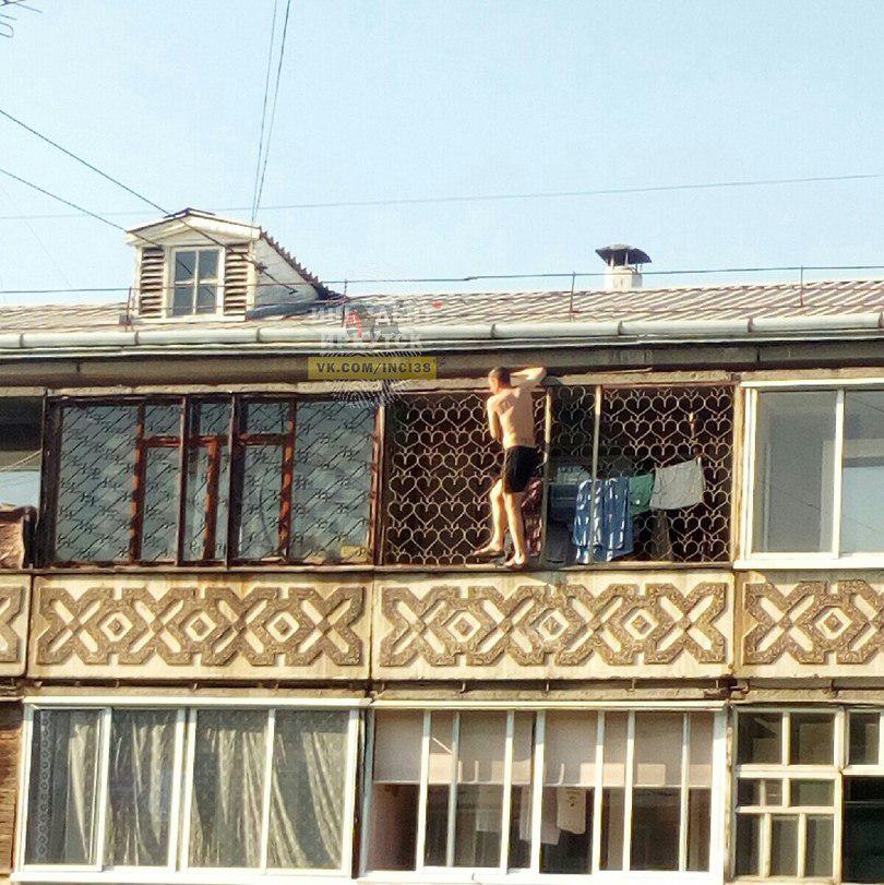fivepublic's tweet image. Спорим: так вы ещё не загорали. Житель микрорайона 6А в Иркутске залез через балконы на крышу пятиэтажки, чтобы погреться на солнышке: vk.com/wall-91503835_…