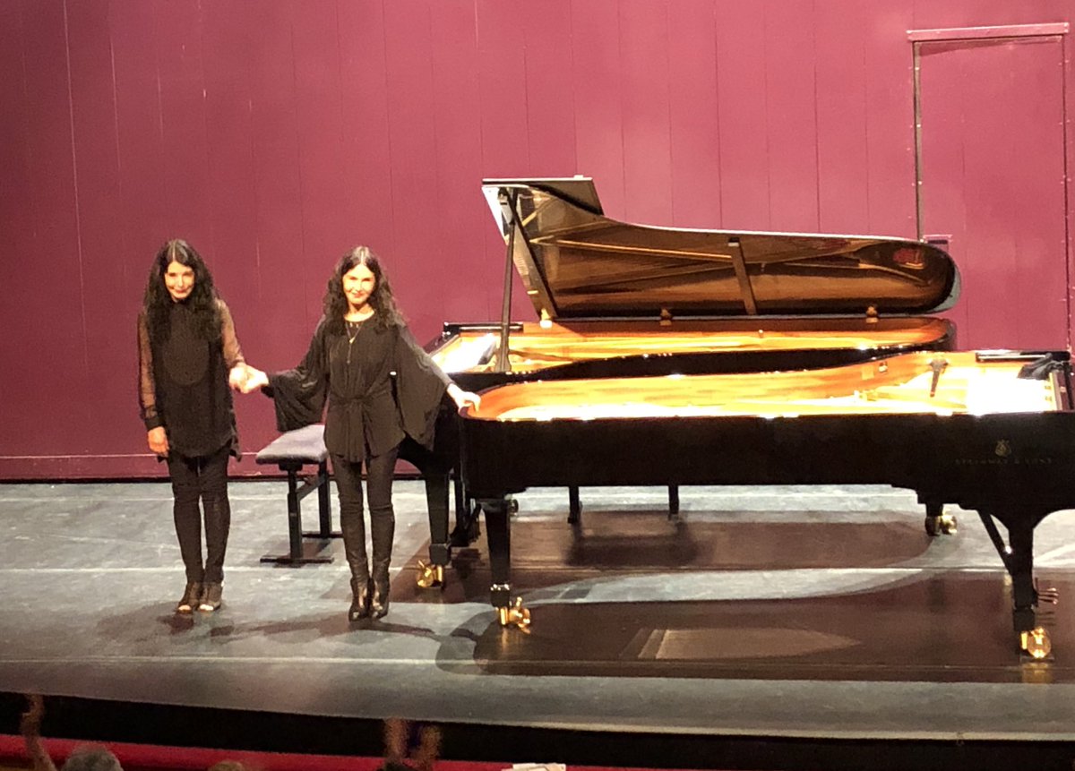 MCRouard17's tweet photo. Superbe soirée @FlaneriesReims avec #KatiaetMarielleLabeque Éblouissantes! @CaissEpargneGEE , partenaire @FlaneriesReims est heureuse de faire partager ce moment à des clients et administrateurs. Éventails très #Utile #TerritoiresdAvenir https://t.co/PFPhQ8wKgn