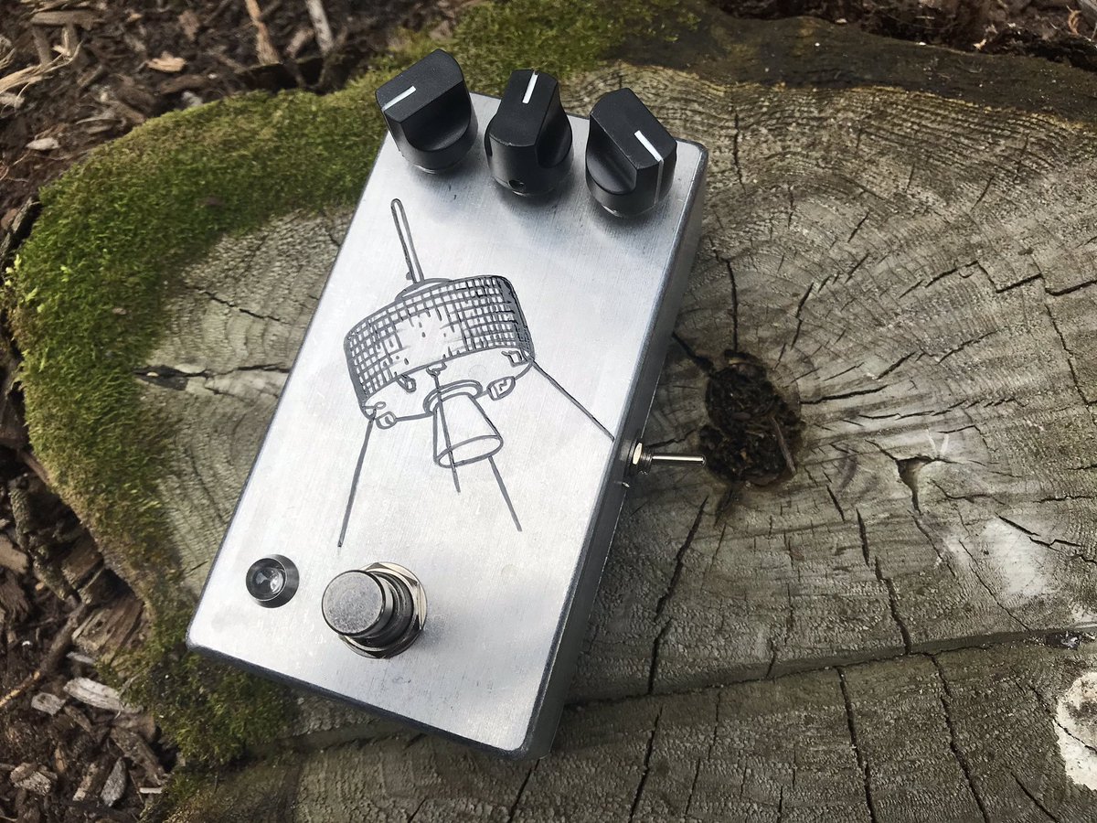 fuzzrocious's tweet photo. Customer-commissioned rehoused Dark Driving w/ @SonicDeathwall (Cave In) Jupiter art pictured on nature stuff #fuzzrocious #fuzzrociouspedals #cavein #darkdriving #jupiter #tidesoftomorrow #calebscofieldforever #nature #handmade #handpainted https://t.co/Q0YIPmpyxP