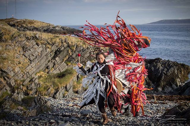 DanTores's tweet photo. Closing Ritual, en performance av Laterna ved Steilneset Minnested (heksemonumentet) i Vardø. #Vardø #Vardo #varanger #Norway #Laterna #mediemakern #performance #art #theatre #theater #show #forestilling #beautiful #Steilneset #Steglneset #heksemonumente… https://t.co/IpI3iBrKpR https://t.co/aJOkb538mC