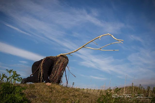 DanTores's tweet photo. Closing Ritual, en performance av Laterna ved Steilneset Minnested (heksemonumentet) i Vardø. #Vardø #Vardo #varanger #Norway #Laterna #mediemakern #performance #art #theatre #theater #show #forestilling #beautiful #Steilneset #Steglneset #heksemonumente… https://t.co/q2wh7MyJSS https://t.co/kb0mBQraHJ
