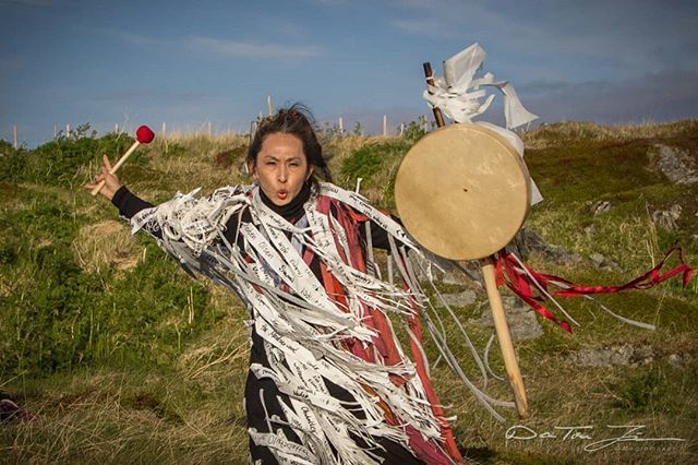 DanTores's tweet photo. Closing Ritual, en performance av Laterna ved Steilneset Minnested (heksemonumentet) i Vardø. #Vardø #Vardo #varanger #Norway #Laterna #mediemakern #performance #art #theatre #theater #show #forestilling #beautiful #Steilneset #Steglneset #heksemonumente… https://t.co/AoeDBhyvX2 https://t.co/RAogYLYAJI