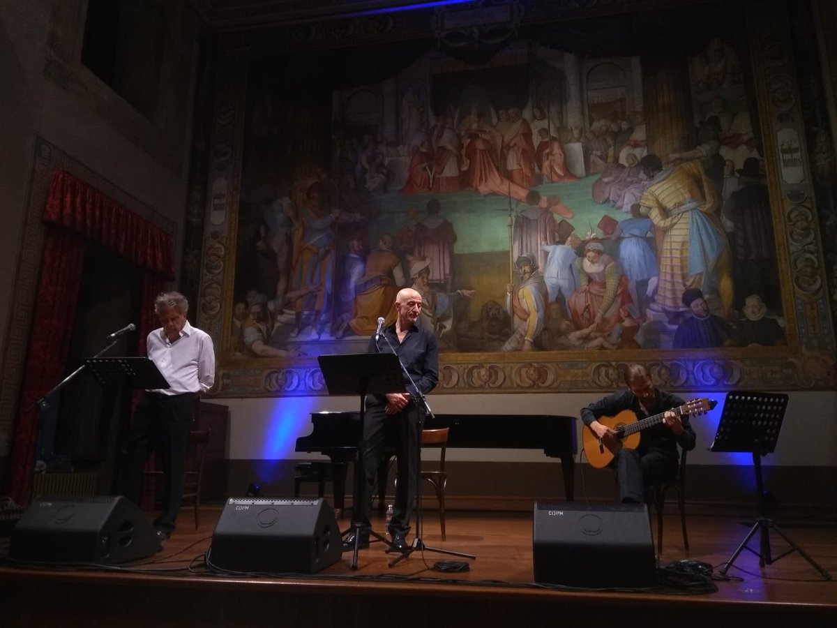 LaMilanesiana's tweet photo. E intanto a #Pavia: Franco #Marcoaldi e #PeppeServillo sono sul palco al @colborromeo per “Amore non amore”, accompagnati da Cristiano Califano alla chitarra
#LaMilanesiana2019 @bettywrong https://t.co/4BBetk8ZeQ
