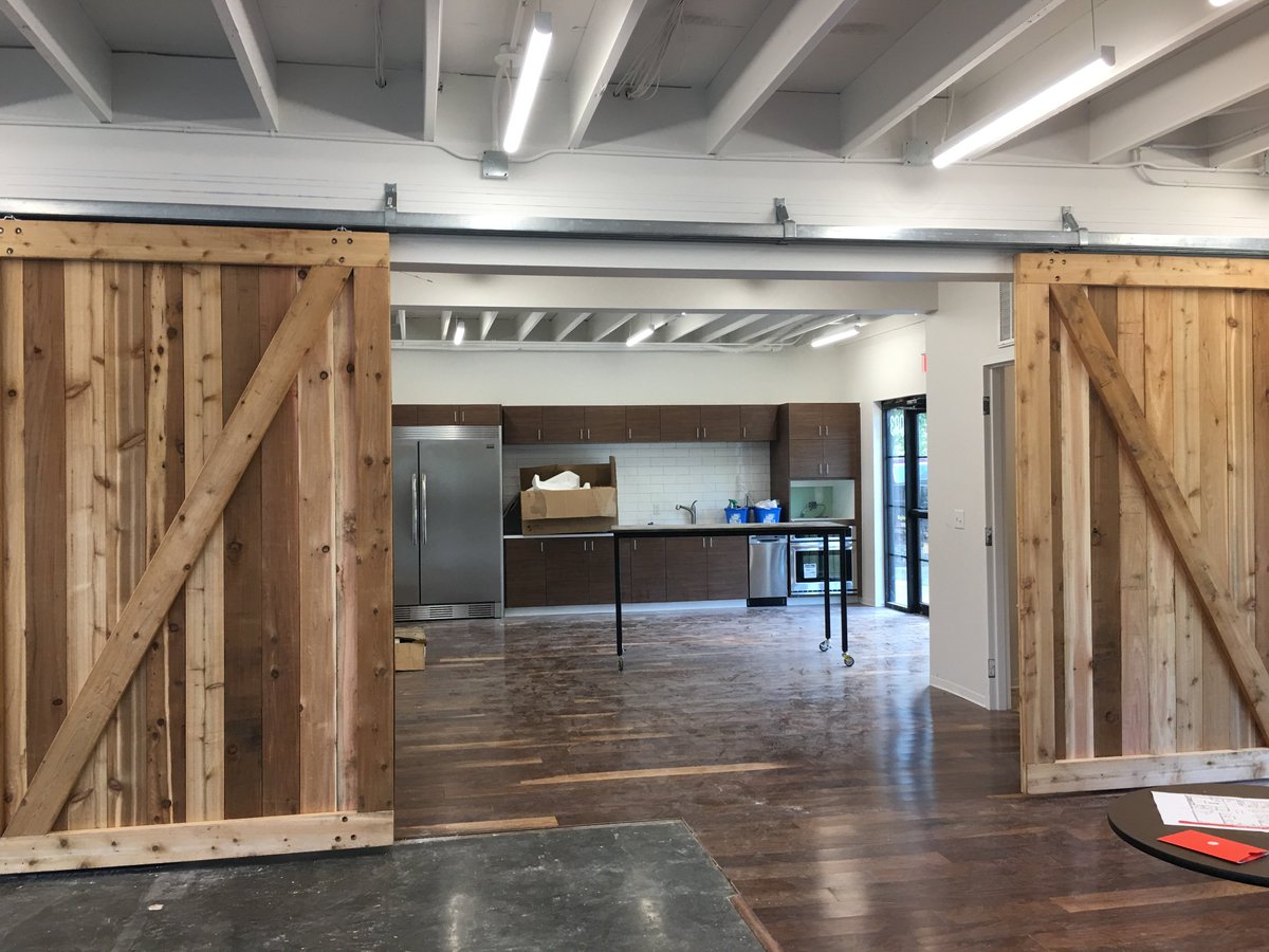 Red5Const's tweet image. The 10th &amp;amp; Main project! Wow! What a transformation!! This old warehouse is now new modern offices with the first tenant moving in soon.

#red5construction #officespace #downtownbentonville