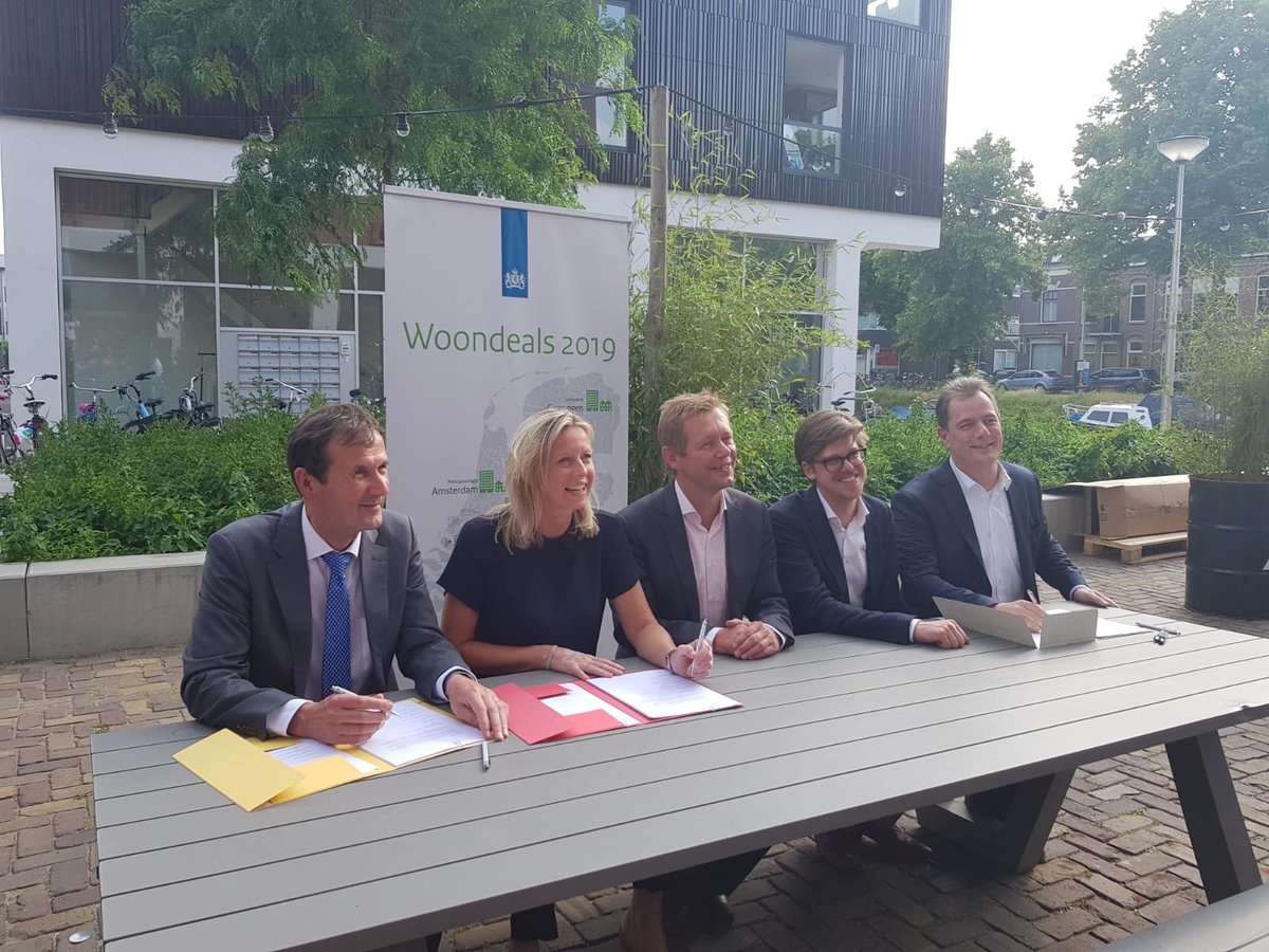 Jebberutrecht's tweet photo. Vanmiddag Min. @KajsaOllongren @kdiepeveen en de 15 andere U-weth mogen ontvangen @detriputrecht voor ondertekening #woondeal @MinBZK en regio Utrecht https://t.co/m5ablfvwqD