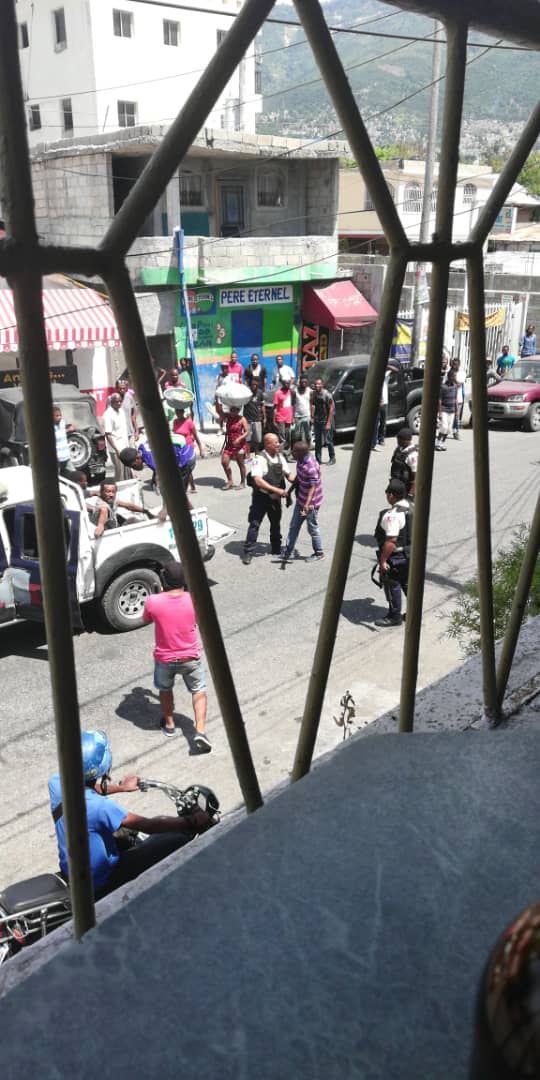 PetroChaTa's tweet photo. Imaj sa a sa konsene kat militan ki sot nan manif yon neg ak bout pantalon brake,fe yo kouche ate,rele lapolis mache Salomon vin arete yo. https://t.co/1TOeK8q36n