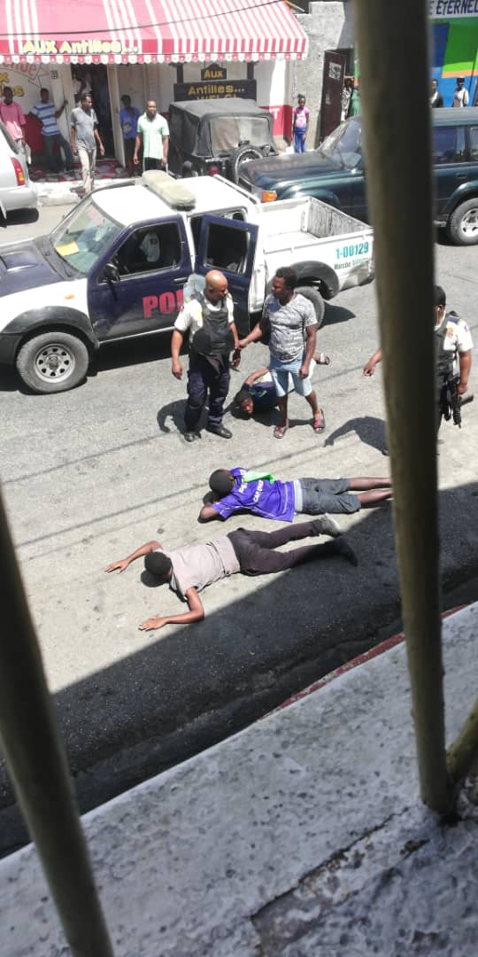 PetroChaTa's tweet photo. Imaj sa a sa konsene kat militan ki sot nan manif yon neg ak bout pantalon brake,fe yo kouche ate,rele lapolis mache Salomon vin arete yo. https://t.co/1TOeK8q36n