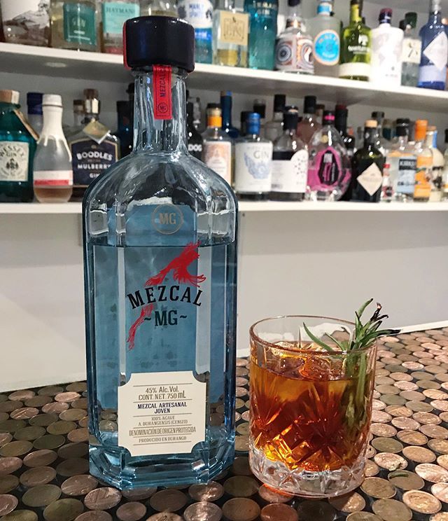 theginbandits's tweet photo. The plan was not to drink this week, but that all changed when I saw @therealjuniperchick post a video of the Rosemary Mezcal Negroni 🥃
.
Happy Negroni Week @mezcalgin @campariuk .
#theginbandits #negroniweek #negroni #100yearsofnegroni #mezcal #mezcalgin #rosemarymezcal #gi… https://t.co/HyIvymEoO5