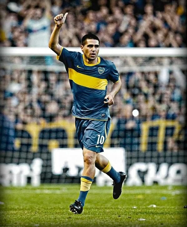ferrocovico's tweet photo. Un 24 de junio, nace Juan Román Riquelme. Dicen el último 10. Será así? Jugador distinto, con una gran inteligencia para jugar. Con el tiempo desarrolló buenos análisis para responder en temáticas del fútbol. Un grande #Roman #futbol #cracksdelfutbol https://t.co/pcHtsWjwvO https://t.co/PmDApgfiMN