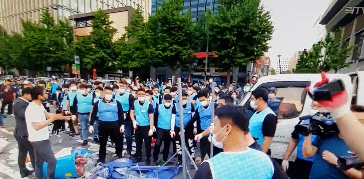 철거가 시작됬다 박원순용역들의 만행이 시작됬다 실시간 문가와박원순은 이런짓을하고도 무사할까?  세월호에는간이건물까지지어주고 310열사들진상을밝히기위한우리공황의 천막은 철거?  답은나와있다