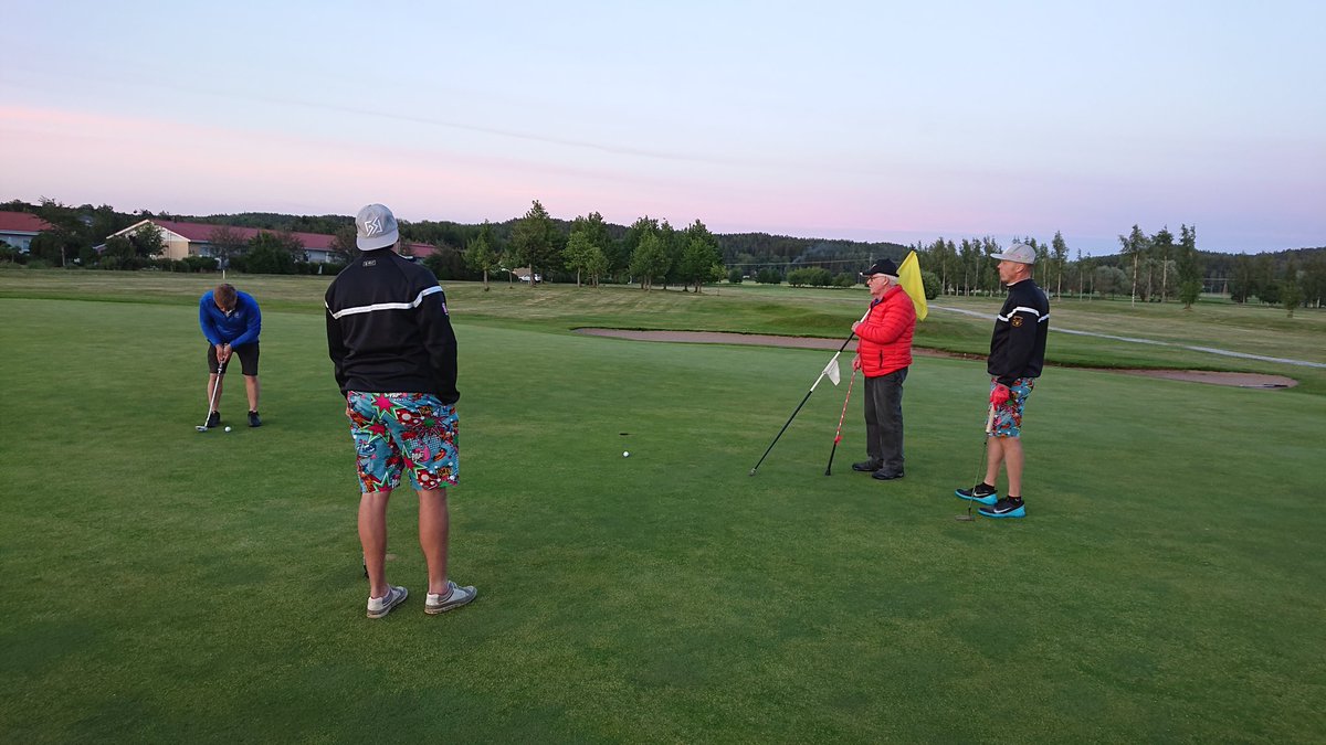 jarilaakkio's tweet photo. #24hGolf @tomipaju @kujis75 painavat kenttää ympäri ja #JunnutKiittää! Tomi tokakiekka 13 reikää ja brto - 1! 31 reiän jalkeen 7 birkkua ja paareja ämpärillä! #HillooJunnuille #SaloGolf https://t.co/8cQs4JyMlb