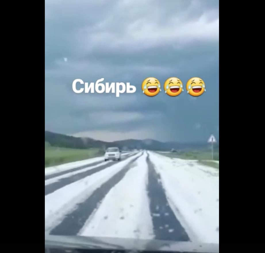 fivepublic's tweet image. На трассе Абкан — Шира выпало много града. Дорога выглядит так, будто в июне её завалило снегом: vk.com/wall-34183390_…