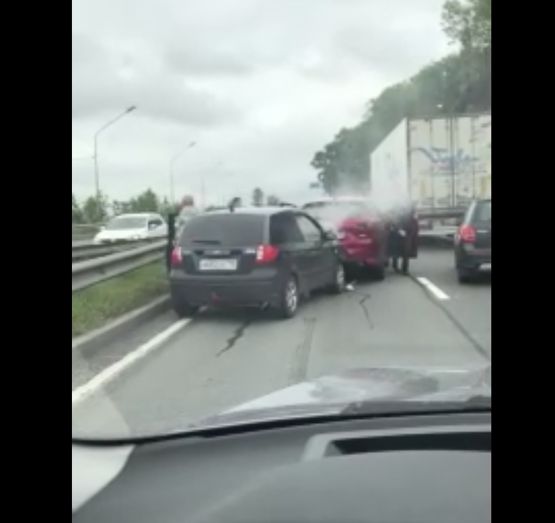 fivepublic's tweet image. Аварию у Пулковской обсерватории спровоцировала стая утят: девушка за рулём «Мазды» просто не смогла наехать на животных и резко затормозила. Следовавший за ней Hyundai Getz затормозить не успел: vk.com/wall-23742946_…