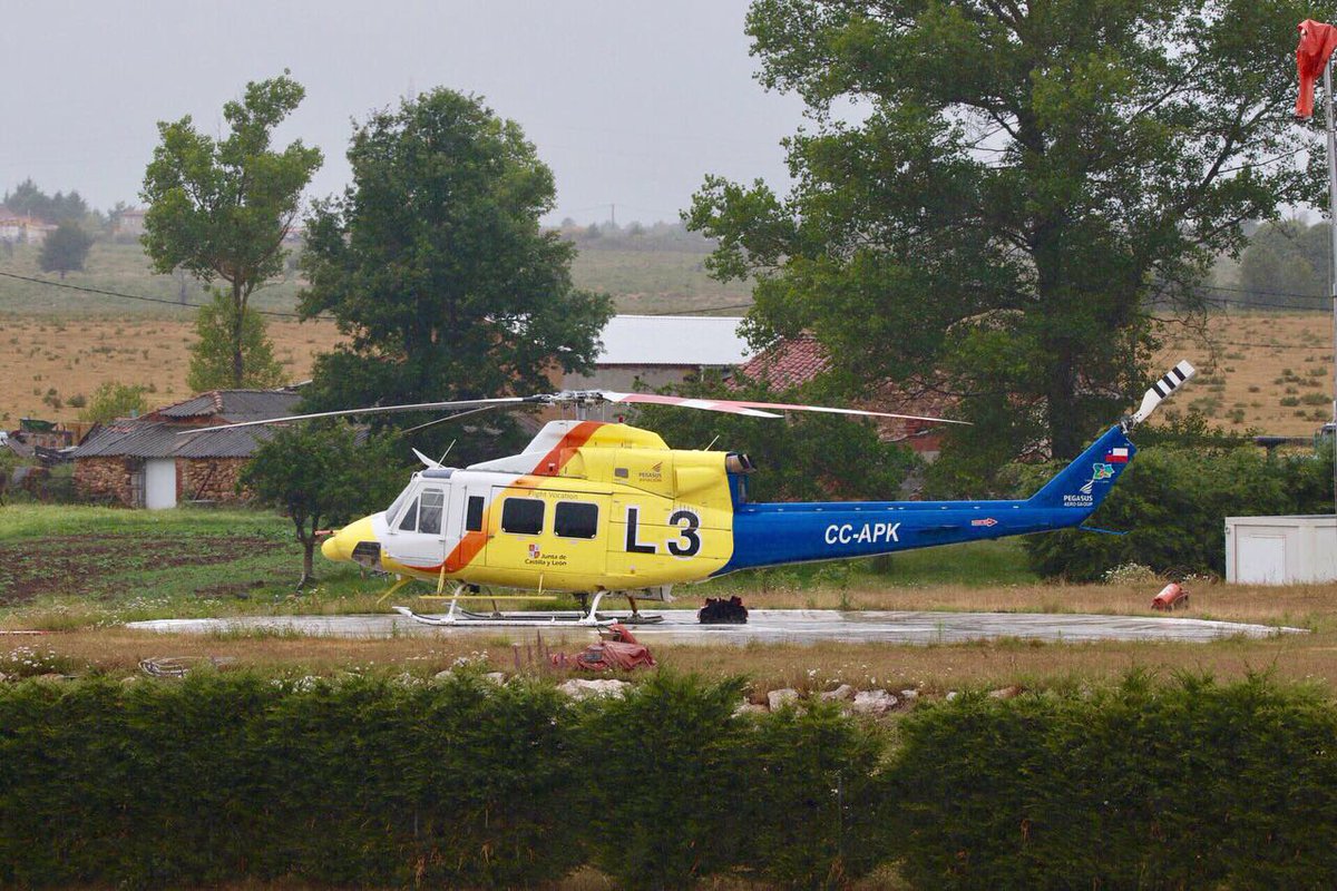 LeonSpotters's tweet photo. @BellFlight #Bell 412 @PegasusAeroG de #ELIF #Camposagrado #León #LeónEsp #Lima3 preparado para la campaña. #LeónSpotters Foto: @NeiraMateos https://t.co/VgFOCa03Y2