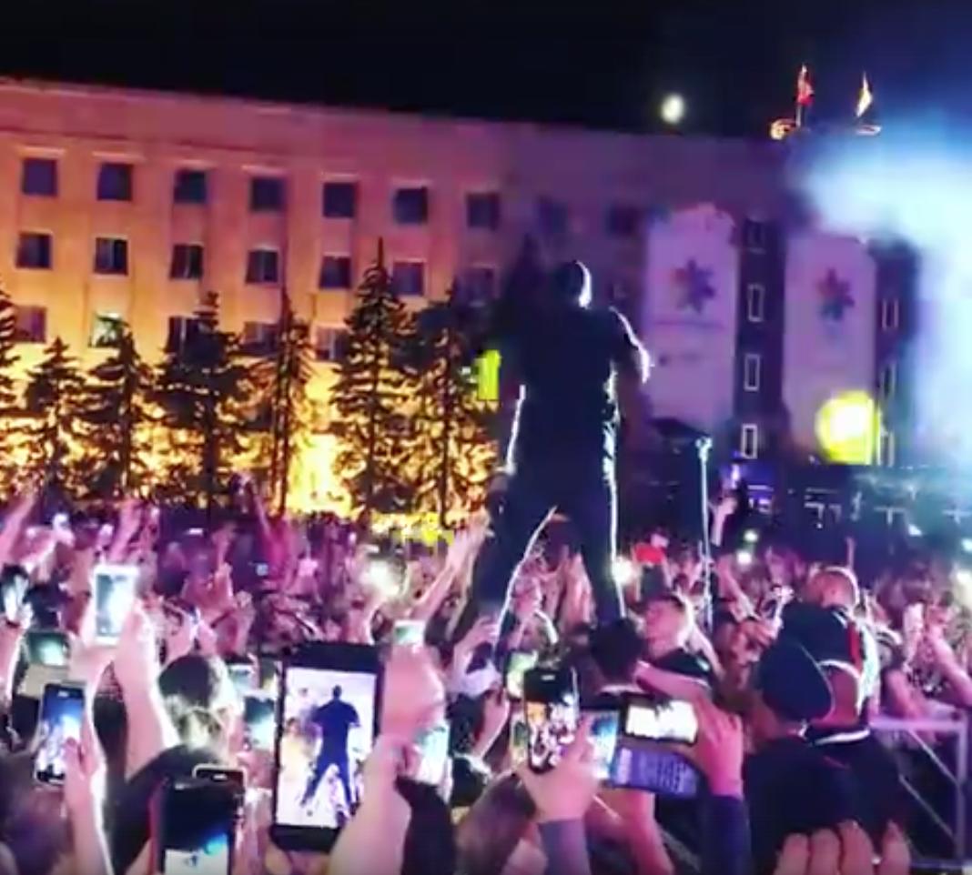 fivepublic's tweet image. Рэпер Akon прыгнул в толпу — но не подумал, что он находится в Ставрополе. Короче, кроссовок у него больше нет. Носков тоже: vk.com/wall-156389586…