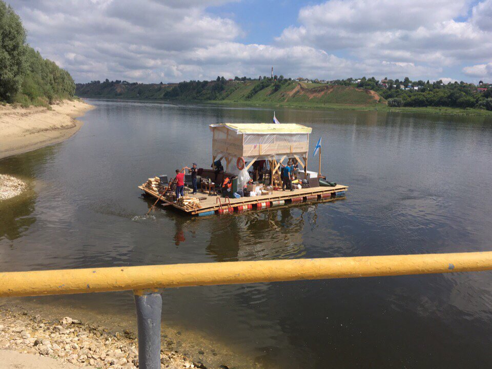 fivepublic's tweet image. Вот это называется настоящее приключение! Команда парней сделала деревянный плот своими руками, поставили на него обычный лодочный мотор и отправились в плавание по рекам. Маршрут — от Ростова Великого до Астрахани: vk.com/wall-31980961_…