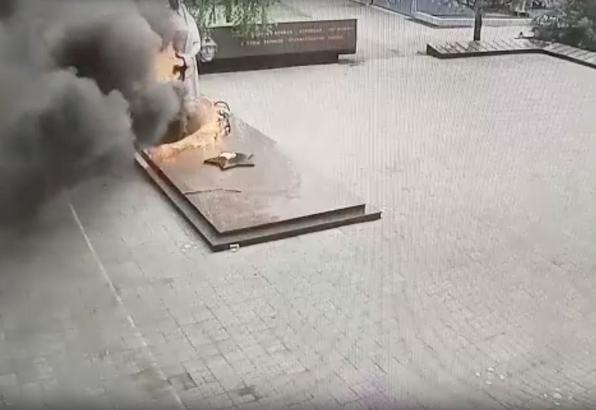 fivepublic's tweet image. В Серове дети сожгли венки на мемориале Вечный огонь. Они прибежали к комплексу 11 июня, стали пинать венки, скидывали их в огонь, а затем целенаправленно подожгли: vk.com/wall-32182751_…