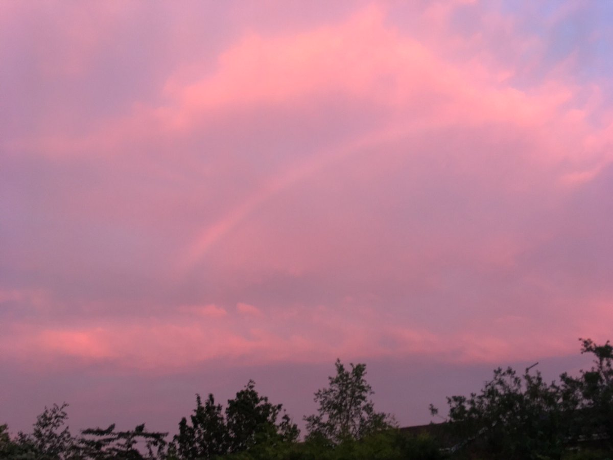 #sunset rainbow over Market Deeping this evening. <a href="/LincsSkies/">Lincolnshire Skies</a> <a href="/metoffice/">Met Office</a> <a href="/StormHour/">#StormHour</a> #loveukweather