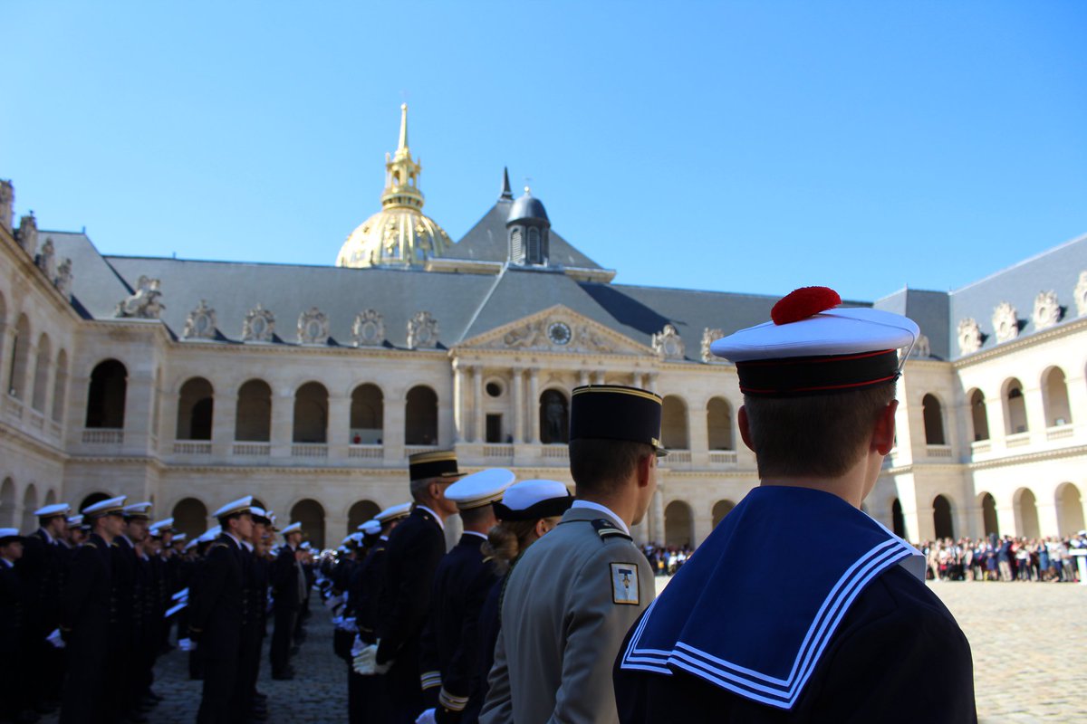 Pmsem1's tweet photo. 🇫🇷 Invalides, Paris - Retour sur la cérémonie de remise de diplômes 2019 ⚓
Samedi 22 juin, 117 officiers sortant de la promotion Querville se sont vu remettre leur diplôme formalisant la fin d'une année de formation.
Nous leur souhaitons bon vent et bonne mer ! @MarineNationale https://t.co/nznslPTlKF