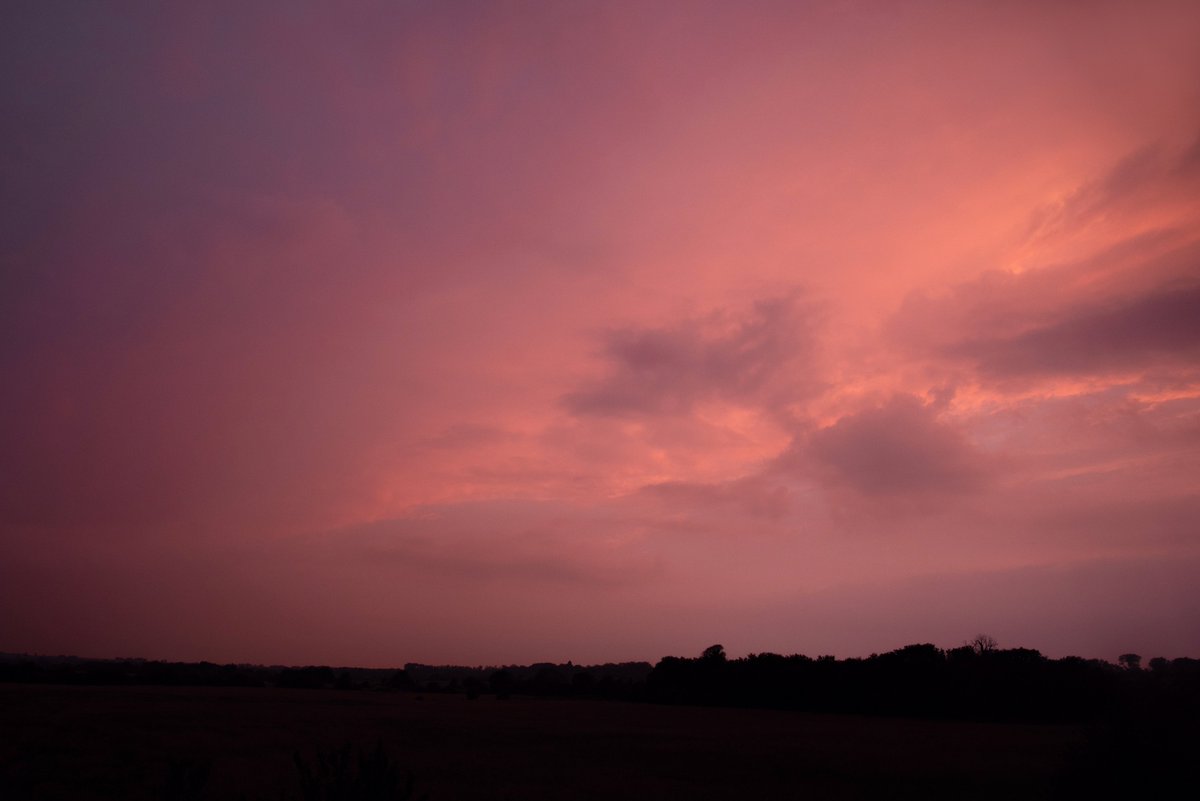Roxy_xxxx's tweet image. Pink sunset in the brewing storm clouds in Peterborough, Cambridgeshire. @BBCWthrWatchers @StormHour @UKExtremeWeath @Cloud_Porn #prettyclouds #prettysky
