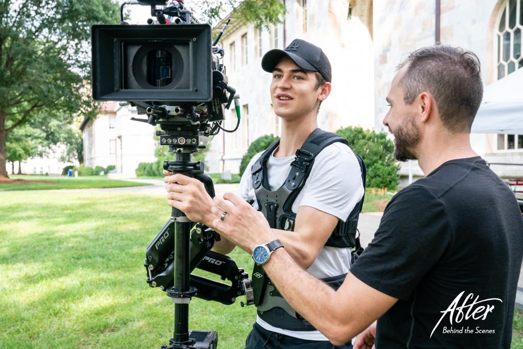 AftermovieLatin's tweet photo. O M G!! Una nueva foto de Hero ayudando al detras de camaras de After. Que lindo ❤🔥

#AfterMovie #HeroFiennesTiffin https://t.co/3UGUUYEVwB