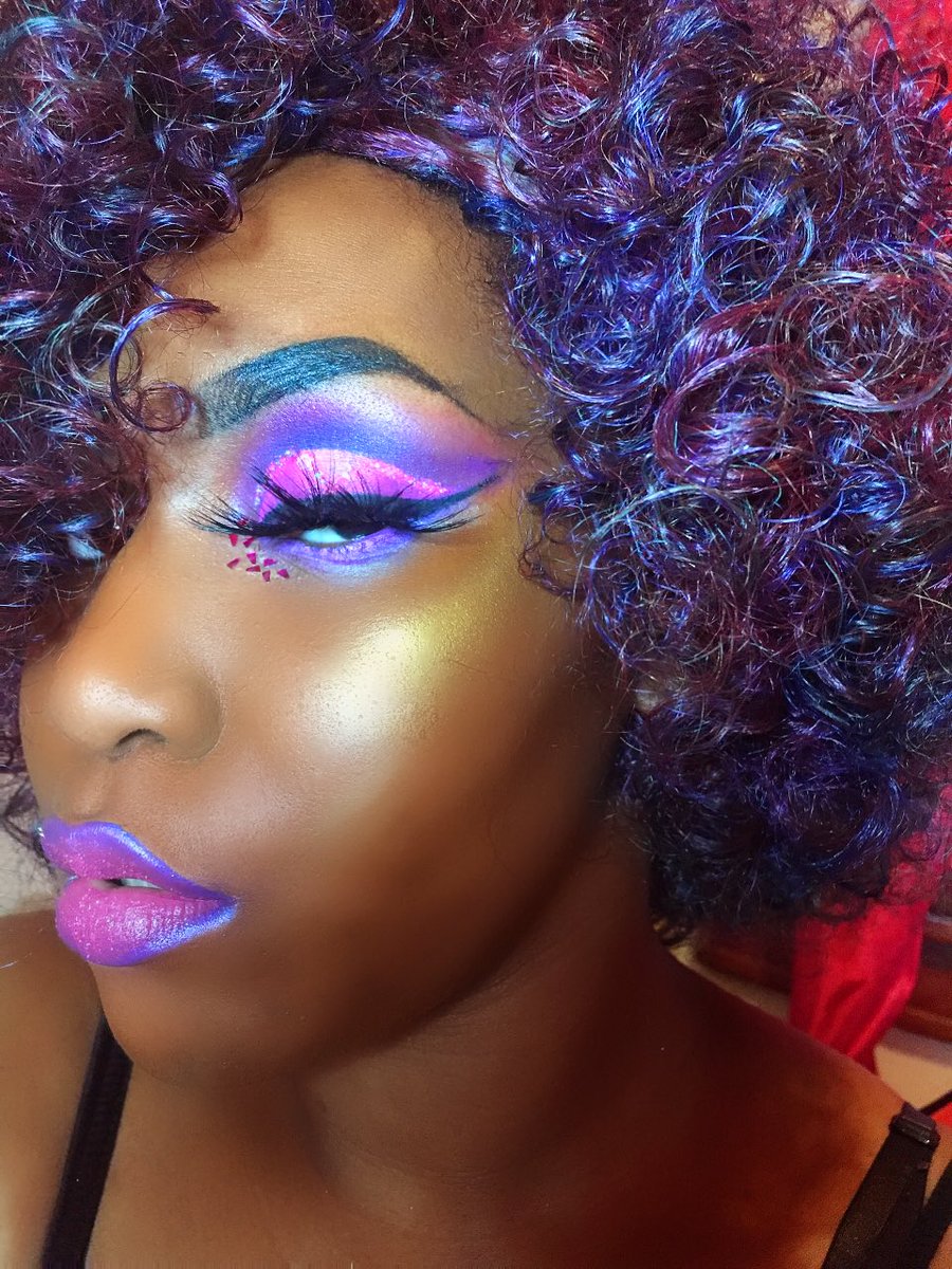 PlugGlitter's tweet photo. #LadyFlamingo 
@beautytreatsla  #colorobsession palette

#makeuppictorial #norvina #blazin_beauties #undiscovered_muas #makeup #bretmanvanity #motd #abh #cutcrease #makeupgoals #muamafia #makeuplooks #mua #makeupturorial #fiercesociety #wakeupandmakeup #slayday https://t.co/oMJ72gsxTe