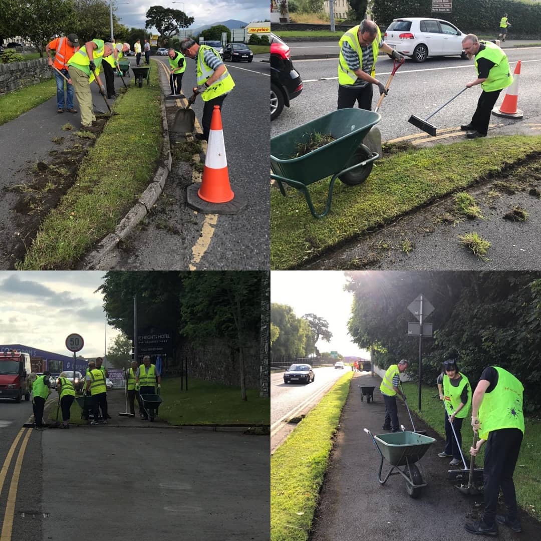 KillarneyTidy's tweet photo. Great turnout again tonight. Painting, edging and cleaning Cork Road along with poles and bollards on New Street. #teamkillarney @KillarneyToday @KlyChamber @KAdvertiser @mrstidytowns @DalysKillarney  @countykerry @KillOutlook @TidyTownsIre https://t.co/2tezIkK6k4