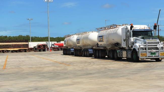 ianwatsons's tweet photo. IT'S a new look, it's a brand new home for long-haul truckers. The $52 million Truck Central freight hub, which opened in Berrimah last week, delivers on location and delivers on a truck estate that few match anywhere in Australia.
https://t.co/q1afgTFi9k https://t.co/OijJaI4RTV