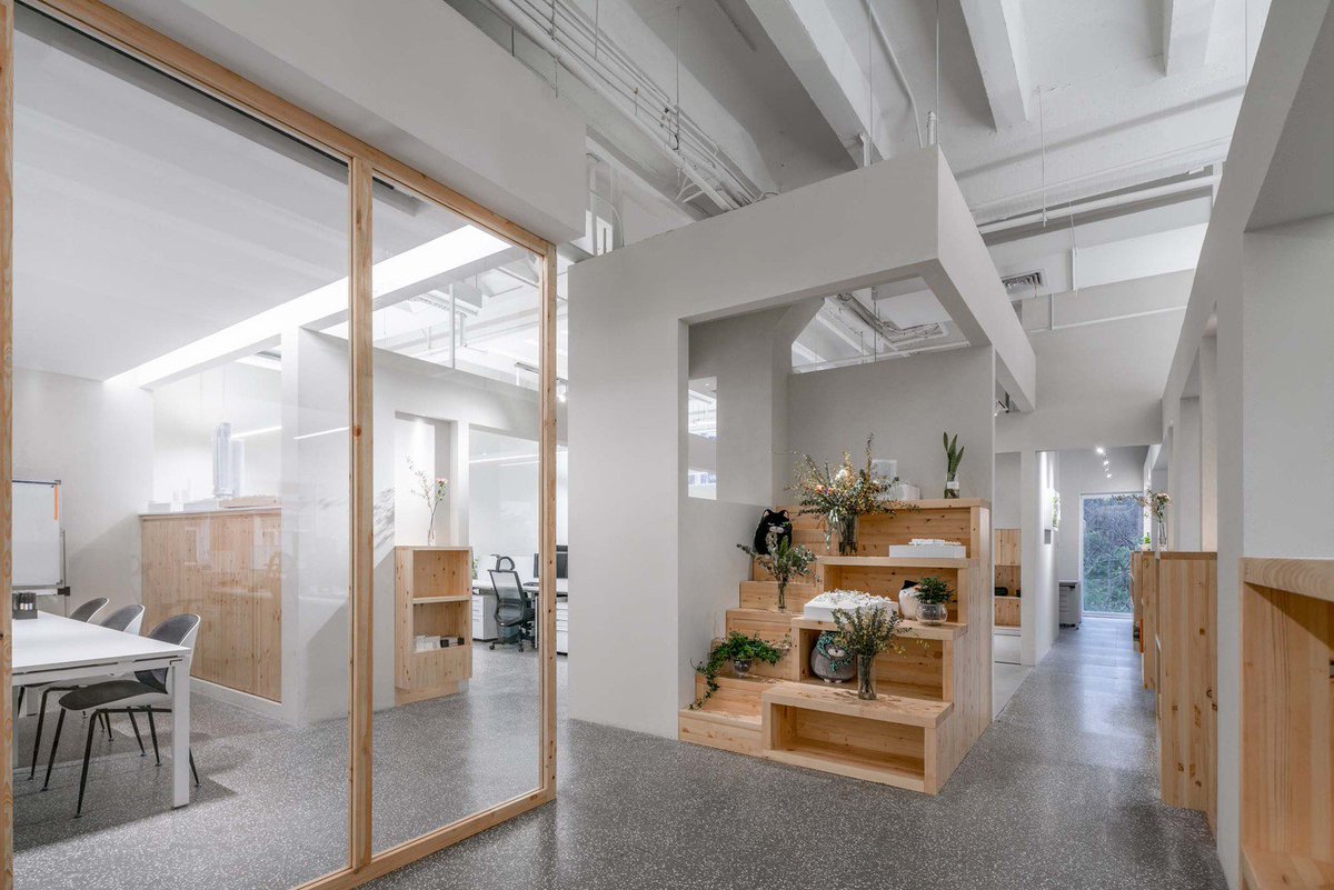 LouieDuarte's tweet photo. Plants and flowers make a nice addition to the style of this office space. #interiordesign #decor  https://t.co/VRLI4zkINm https://t.co/1pESslIlyr