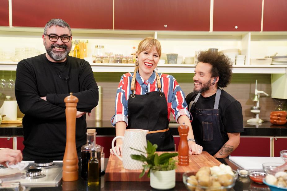 TVCIUDADuy's tweet photo. Hoy, 20h ESTRENO #LaVueltaAlPlato 

@ximetorres8 y #PabloSilvera se inspirarán en la película Charlie y la Fabrica de Chocolate para cocinar un Marroc Casero y Barritas de Chocolate https://t.co/t6PYkHtuQF