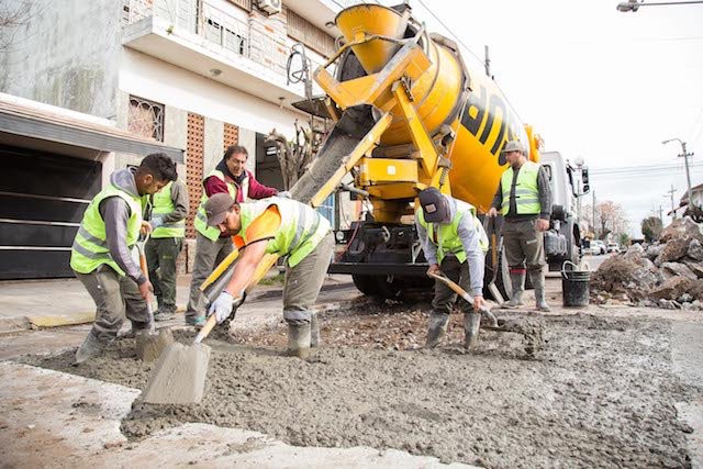 CanalQuilmes's tweet photo. #Quilmes: @PublicosQuilmes repara las calles aledañas a la avenida Mitre y que habían sido afectadas por la obra de remodelación. Seguí leyendo acá 👇👇

https://t.co/WrcfxDJSPM https://t.co/iVD0yygi1K