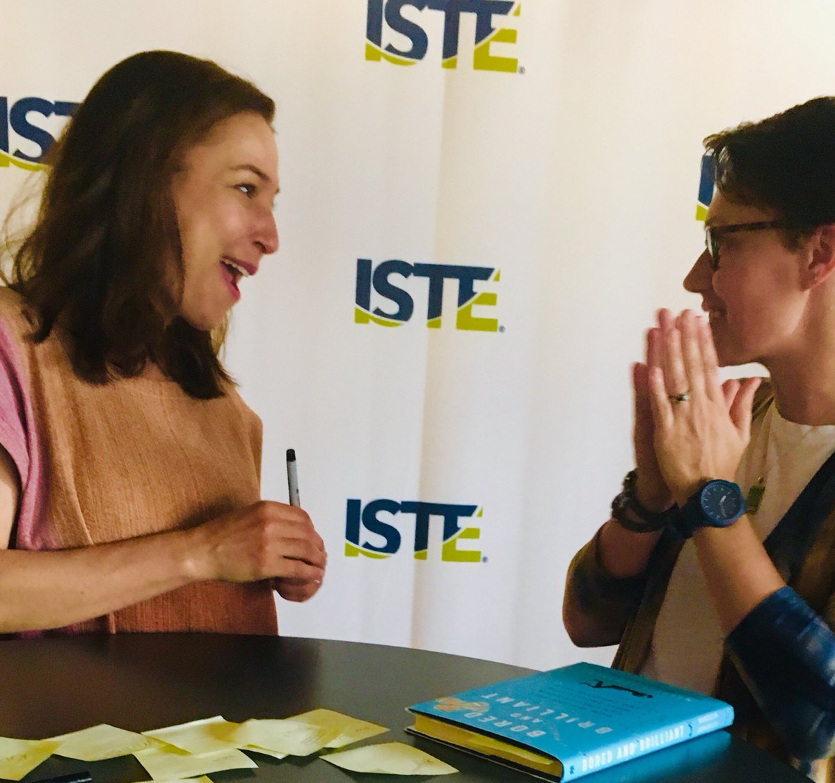 geek_sing_teach's tweet image. Dare I say? Two humans making eye contact during a technology conference! @manoushz is amazing!!! #ISTE2019 #OpelikaEdTech