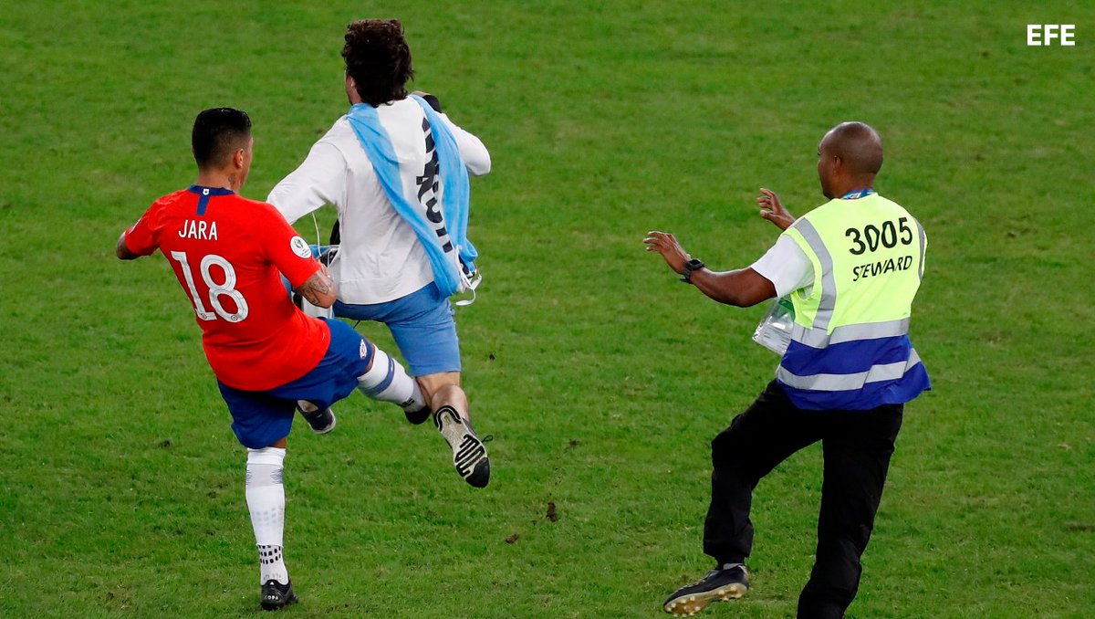 TNTSportsAR's tweet image. Gonzalo Jara derribó a un hincha que invadió la cancha y la Conmebol analiza sancionarlo de oficio 🔥 Para vos, ¿debería recibir una sanción?

🔃 No deberían
❤ Sí, no hay dudas