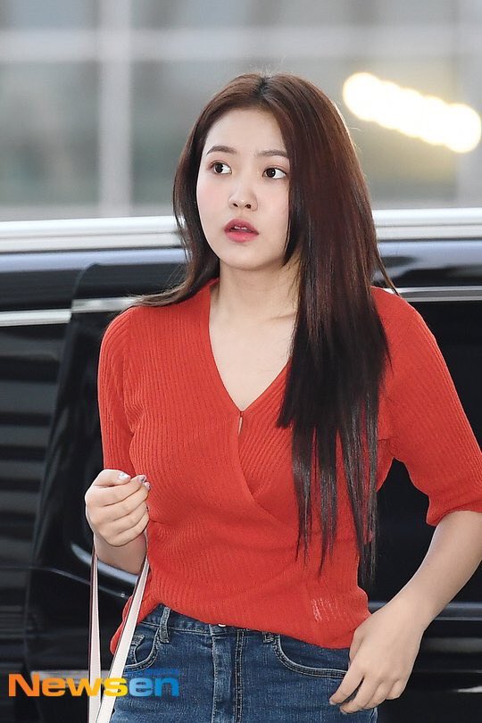 yeriarchived's tweet photo. 190608 yeri suits red so well https://t.co/VtP7XWGvVw