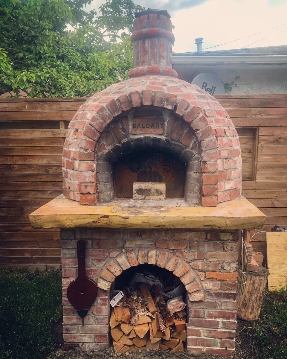 mcmillan_ali's tweet image. So proud of my husband building this gorgeous pizza oven from scratch. #handsomeandhandy #backyardprojects if we move - it moves!