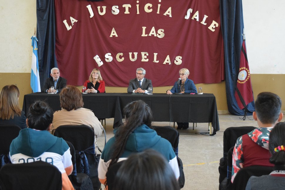 MEducacionSalta's tweet photo. Comenzó el ciclo 2019 del programa "La Justicia sale a las Escuelas". https://t.co/KZgw7YM9rh https://t.co/iNHYYvGgrL