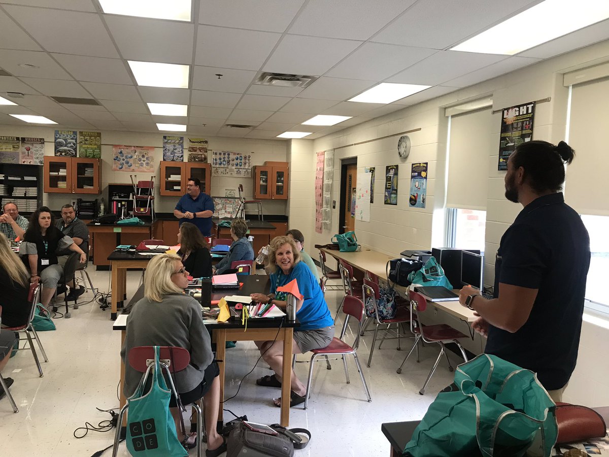 Taegot's tweet photo. Model Lesson 1 is underway. @apcspriniples @TeachCode @codeorg @CodeWV #CupsandStrings https://t.co/ui6ohLvUkM