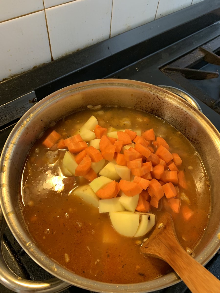 Revuelven un poco y agregan 1 litro de caldo de verdura (puede ser cubito)Por último agregan dos papas y dos zanahorias, peladas y cortadas en cubos. Una hoja de laurel y dejan hervir.