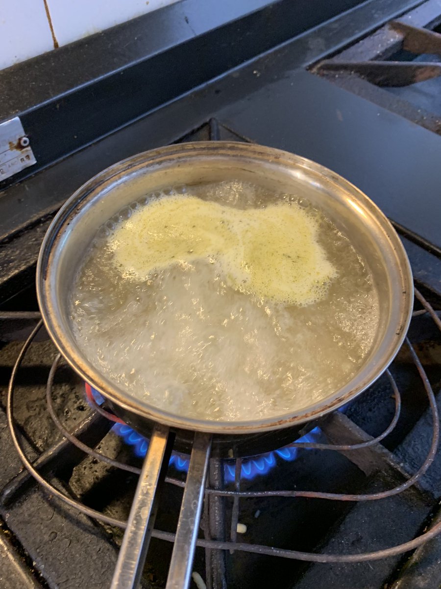 Revuelven un poco y agregan 1 litro de caldo de verdura (puede ser cubito)Por último agregan dos papas y dos zanahorias, peladas y cortadas en cubos. Una hoja de laurel y dejan hervir.