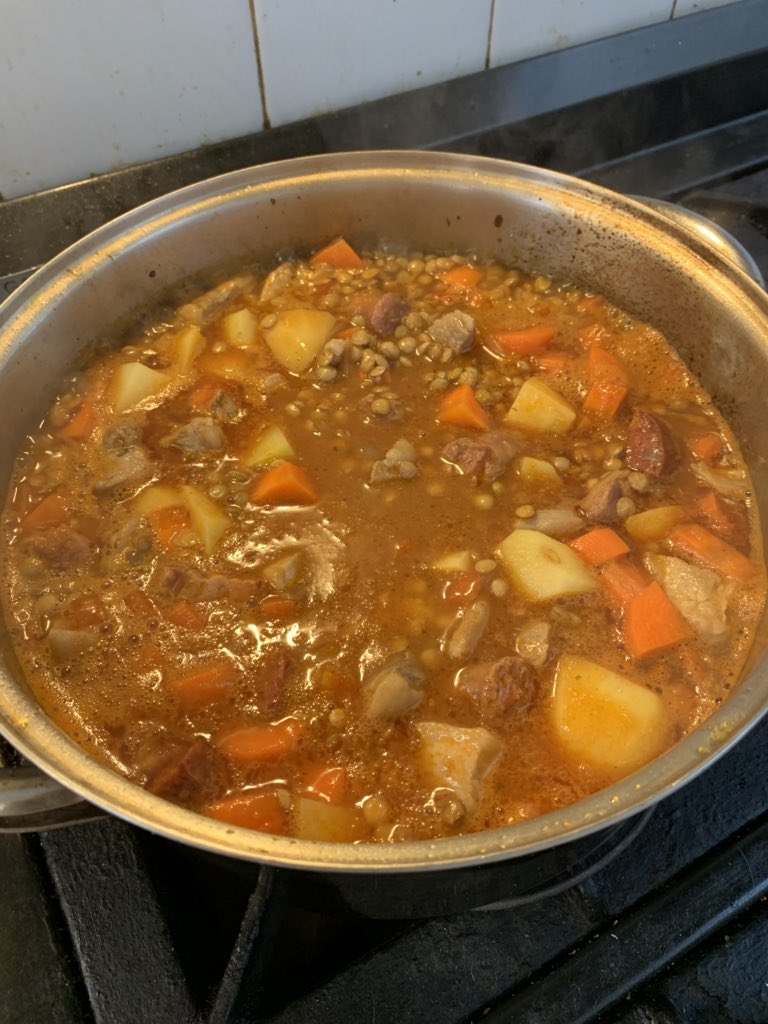 Cuando rompe el hervor, tapan la cacerola, bajan el fuego y lo dejan a mínimo durante hora y media aproximada. Vayan probando el punto de las lentejas que es lo que tenemos que cocinar. Si son yo, búsquense un Cardo que las pruebe y les diga si están bien o todavía duras 