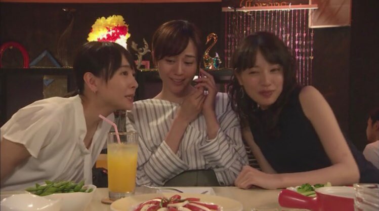 w_codeblue's tweet image. 藤川先生が冴島さんに電話をかけてきて、白石先生と緋山先生が茶化しているシーン。この瞬間の緋山先生の表情が最強に好き…🙈💓メリージェーン洋子のスナック「めぐり愛」での名シーン、たくさんありますよね！また載せていきます！