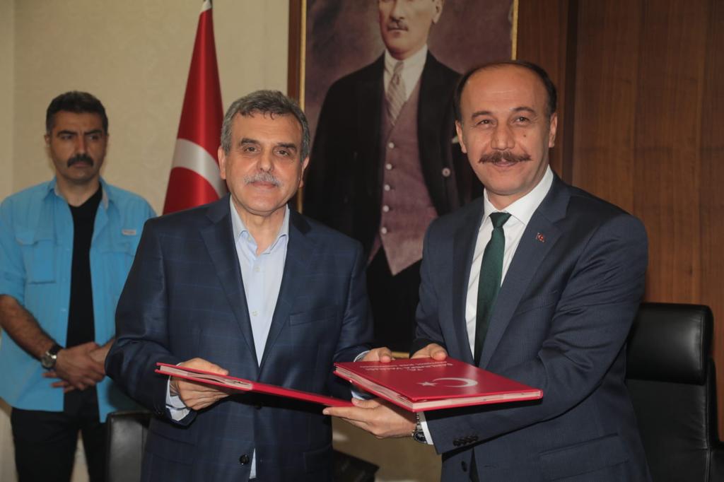zabeyazgul2fan's tweet photo. Büyükşehir olarak Şanlıurfa Valiliğimiz ile kırsal mahallelerimizde yol çalışmalarını içeren ve toplam 50 milyon TL tutarındaki yatırım protokolü imzaladık. Bu protokol ile kırsalda 90 kilometre beton ve asfalt yol yapımı gerçekleştireceğiz. Şanlıurfa’mıza hayırlı,uğurlu olsun. https://t.co/xGTmJpahYc