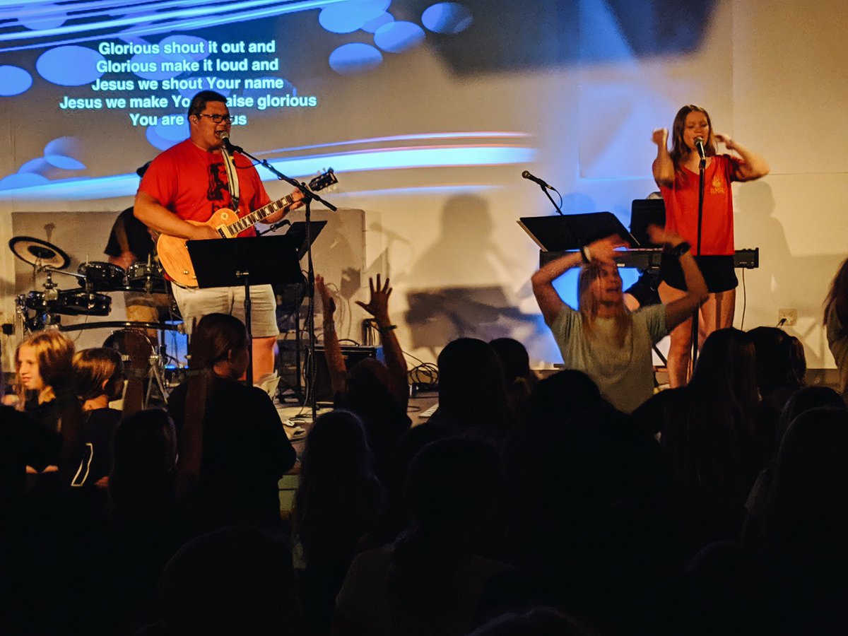 YouthfrontCamp's tweet photo. Afternoon Gathering started off with a great time of worship! We can’t wait to hear from Genny Walker on the story of Mary! #Session4a #YFCampWest https://t.co/vxngvcWJwI
