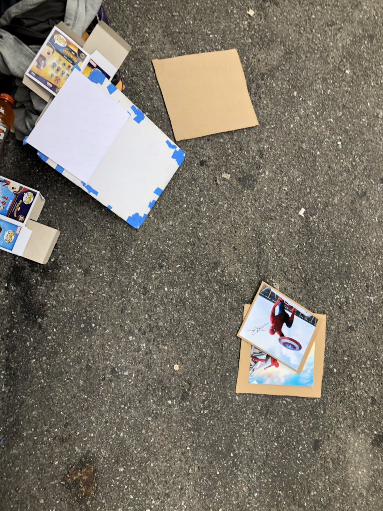 namelesscass's tweet photo. HE REALLY THREW ALL THE SHIT TOO FLABDKSB https://t.co/zgLjtWmRYx
