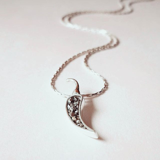 Aysa_Anna's tweet photo. Hot or not?! Spicy Chili Pepper pendant - Sterling silver with pyrite - 20 mm

#muycaliente #spicy #hothothot #pepper #arty #pepperpendant #redhotchilipeppers #goldsmithing #goldsmith #ladysmith #pendant #jewelrydesign #artsy #artisanship #red #handmadej… https://t.co/y9sx9jdnhE https://t.co/JIkcPuS0fu